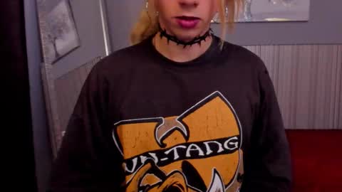  Vicky  online show from March 18, 2026, 1:47 pm