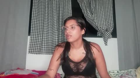 vickyhm22 online show from October 8, 2025, 9:18 am