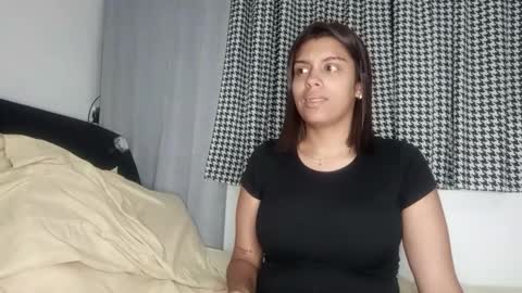 vickyhm22 online show from December 4, 2025, 6:12 am