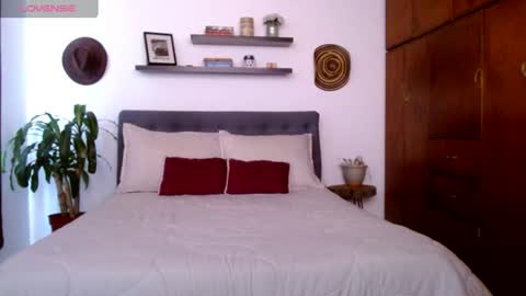 VICTORIA MARTELO online show from June 17, 2026, 5:03 pm