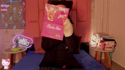 Snapshot of viiolettlopez chatting on November 8, 2025, 1:00 pm Violet online show from November 8, 2025, 1:00 pm