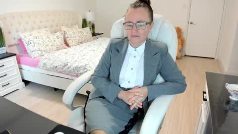 Ukrainian-woman online show from October 18, 2025, 1:23 pm