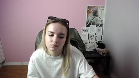 viktoria_lovely online show from March 9, 2025, 12:20 pm