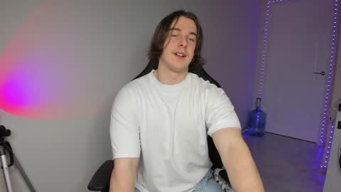 Snapshot of vincent__strong chatting on December 20, 2024, 1:43 pm Vincent Strong online show from December 20, 2024, 1:43 pm