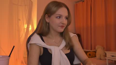 Snapshot of violamore chatting on July 3, 2026, 6:58 pm violamore online show from July 3, 2026, 6:58 pm