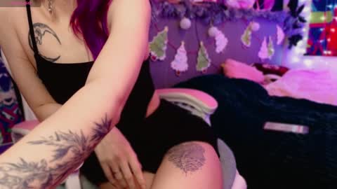 Snapshot of violet_noir_ chatting on December 25, 2024, 11:22 am Deya online show from December 25, 2024, 11:22 am