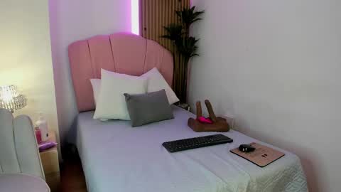 Snapshot of violeta_sannz chatting on May 5, 2026, 11:29 am violeta_sannz online show from May 5, 2026, 11:29 am