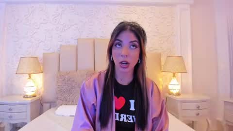 Snapshot of violetahills_ chatting on July 26, 2026, 4:36 pm Violeta online show from July 26, 2026, 4:36 pm