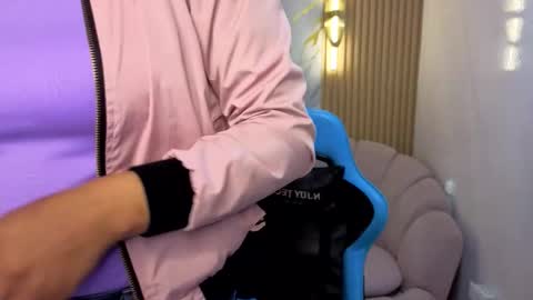 Snapshot of violeth_b chatting on October 8, 2025, 12:47 pm violeth_b online show from October 8, 2025, 12:47 pm