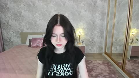 violetharmee online show from April 29, 2026, 11:36 am