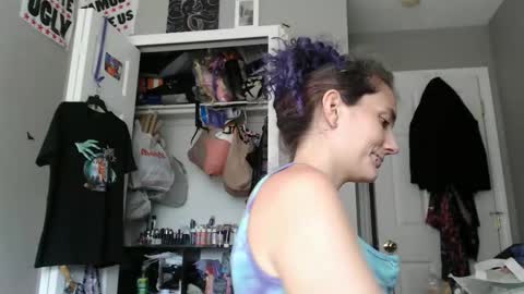 Snapshot of violethooper chatting on September 18, 2025, 3:14 pm Violet Hooper online show from September 18, 2025, 3:14 pm
