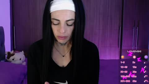 violett  Independent model online show from April 10, 2026, 6:18 am