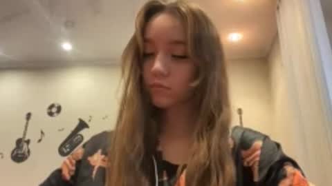 Snapshot of violettecaneva chatting on December 3, 2025, 5:48 am Mira online show from December 3, 2025, 5:48 am