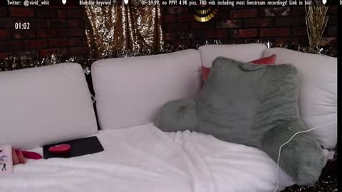 Snapshot of vivid_whit chatting on January 7, 2025, 4:18 am Whitney online show from January 7, 2025, 4:18 am