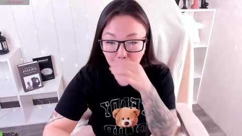 Snapshot of vivien_montclair chatting on April 20, 2026, 12:13 am Vivien online show from April 20, 2026, 12:13 am
