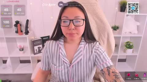 Snapshot of vivien_montclair chatting on April 28, 2026, 2:27 am Vivien online show from April 28, 2026, 2:27 am