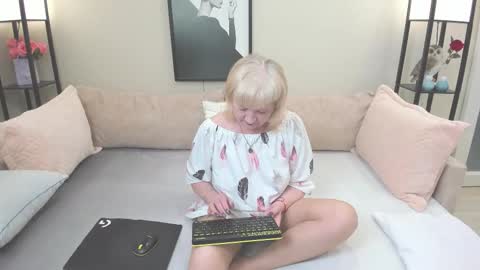 wanessaraso online show from October 21, 2025, 1:01 pm