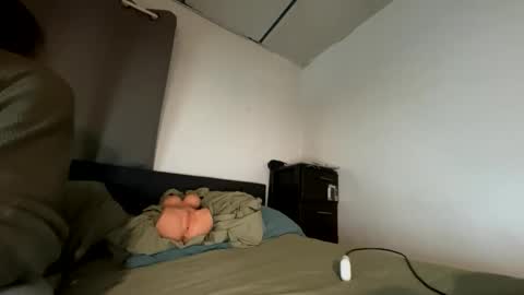 Snapshot of webthrow chatting on December 1, 2025, 3:11 am ShootingWebs online show from December 1, 2025, 3:11 am