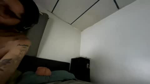 Snapshot of webthrow chatting on January 8, 2026, 5:43 am ShootingWebs online show from January 8, 2026, 5:43 am