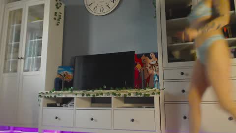 Snapshot of weed_princesss chatting on December 4, 2024, 12:03 pm  moon  online show from December 4, 2024, 12:03 pm