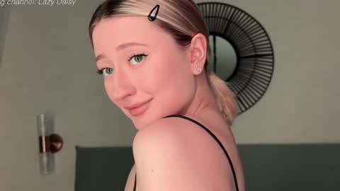 Snapshot of wendy_amber chatting on March 3, 2026, 5:52 pm Daisy online show from March 3, 2026, 5:52 pm