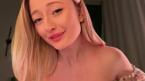 Snapshot of wendy_amber chatting on March 16, 2026, 5:17 pm Daisy online show from March 16, 2026, 5:17 pm