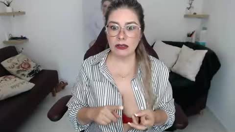 Snapshot of wet_liss chatting on July 13, 2026, 6:00 pm Diva online show from July 13, 2026, 6:00 pm