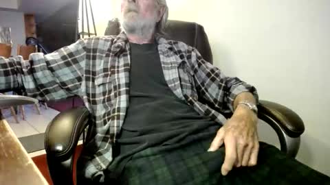 whofcares2 online show from December 18, 2025, 6:58 pm