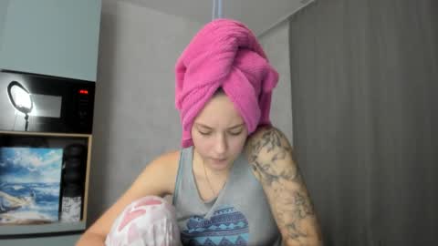 Snapshot of why_again_me chatting on October 22, 2025, 7:57 pm Veronica online show from October 22, 2025, 7:57 pm