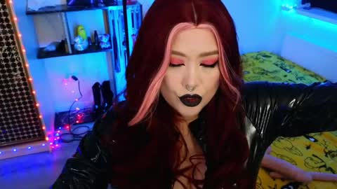 Snapshot of wickedxqueen chatting on May 10, 2026, 9:42 pm Laura online show from May 10, 2026, 9:42 pm