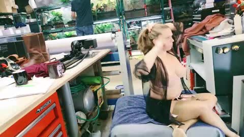 Snapshot of wifen_heels chatting on January 12, 2025, 10:43 pm WifeNheels online show from January 12, 2025, 10:43 pm