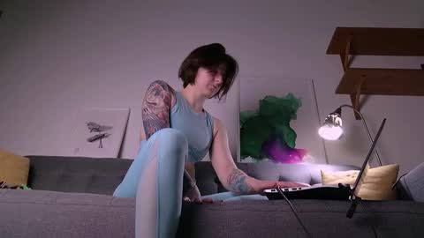 wild_peony online show from December 8, 2024, 1:36 pm