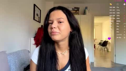 Mia online show from October 30, 2025, 8:05 am