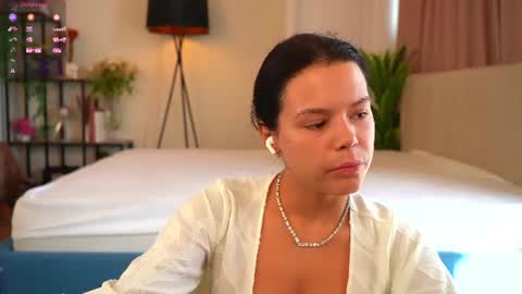 Mia online show from June 14, 2026, 4:03 am