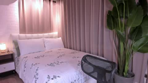 BELLA online show from April 16, 2026, 9:39 pm