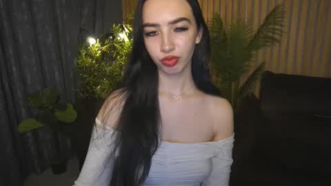 Snapshot of wildkittenx_ chatting on October 9, 2025, 5:49 am Alena online show from October 9, 2025, 5:49 am
