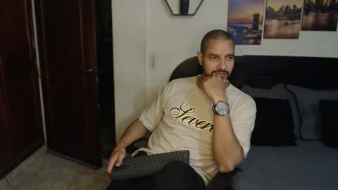 Magnus Dark independent model online show from January 7, 2025, 5:01 am