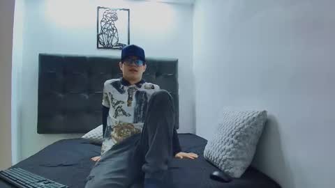  W O L F  online show from February 8, 2025, 11:12 am