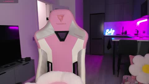 Emi online show from November 26, 2025, 4:08 pm