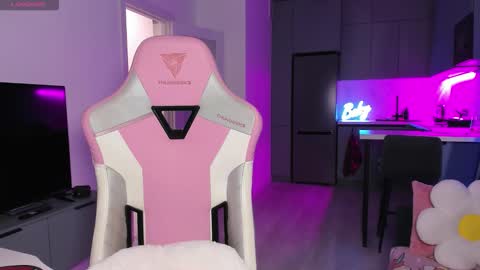 Emi online show from December 18, 2025, 4:02 pm