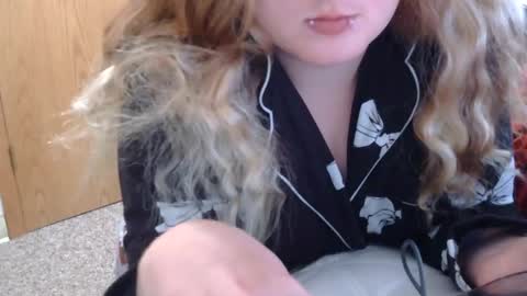 x2kayx2 online show from May 5, 2026, 4:48 pm