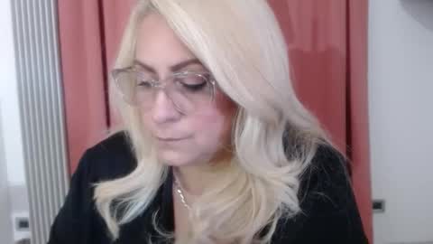 Snapshot of xelenaxx chatting on February 20, 2026, 9:43 am Elena online show from February 20, 2026, 9:43 am