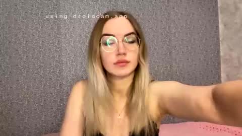 Snapshot of xelindria chatting on December 22, 2025, 6:43 am Helen online show from December 22, 2025, 6:43 am