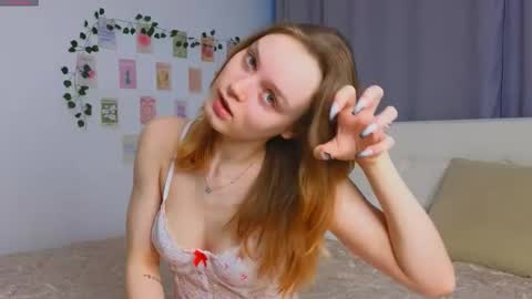 Luna and Lina online show from December 4, 2025, 4:11 am