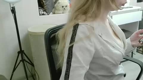 xMilagrosxs online show from April 3, 2026, 9:40 am