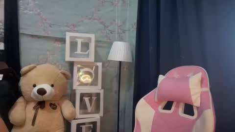 Snapshot of xmonica_cummerx chatting on September 18, 2025, 8:16 am Sweet Monica online show from September 18, 2025, 8:16 am