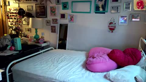 Strawberry Jane online show from July 13, 2026, 3:42 am