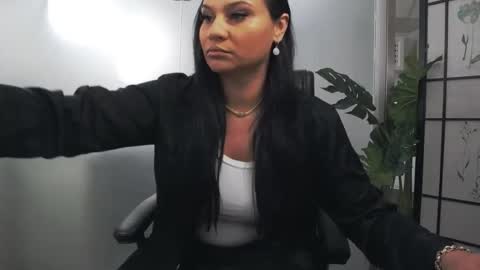 Snapshot of yaraxcox chatting on June 17, 2026, 4:04 am Yara online show from June 17, 2026, 4:04 am