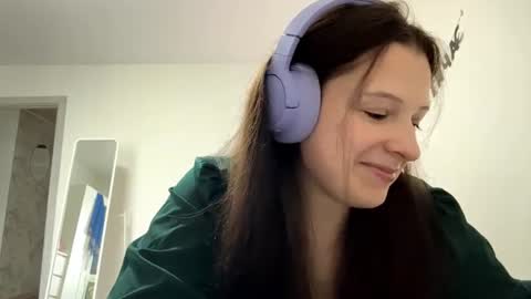 Snapshot of yasminhovis chatting on June 16, 2026, 11:57 am Aurora online show from June 16, 2026, 11:57 am