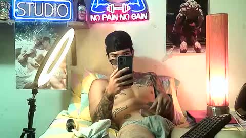 yeisoncastellanos1999 online show from November 18, 2025, 6:34 pm